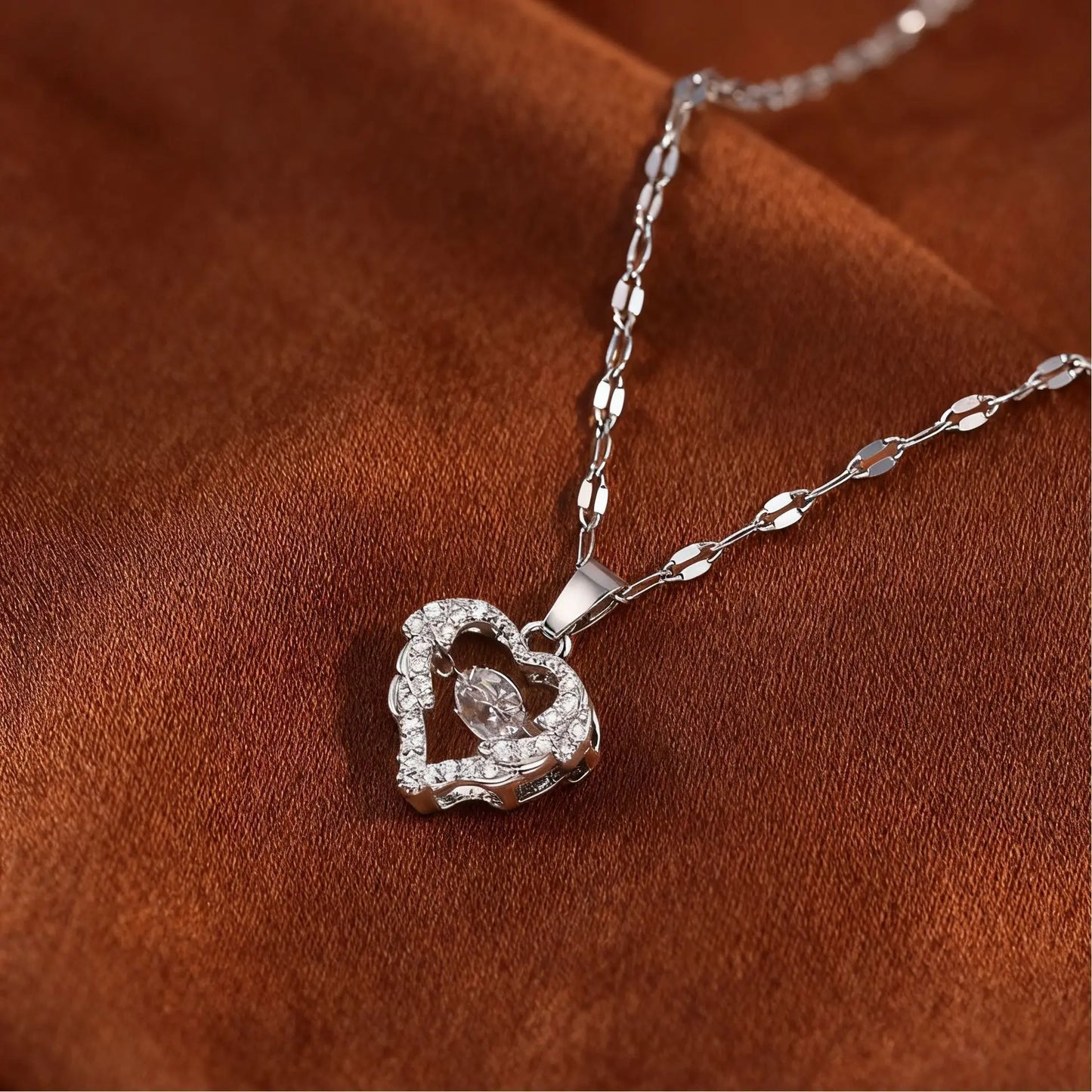 Japanese and Korean style love soul dynamic ocean heart, internet famous collarbone chain, new pendant design, titanium steel ch