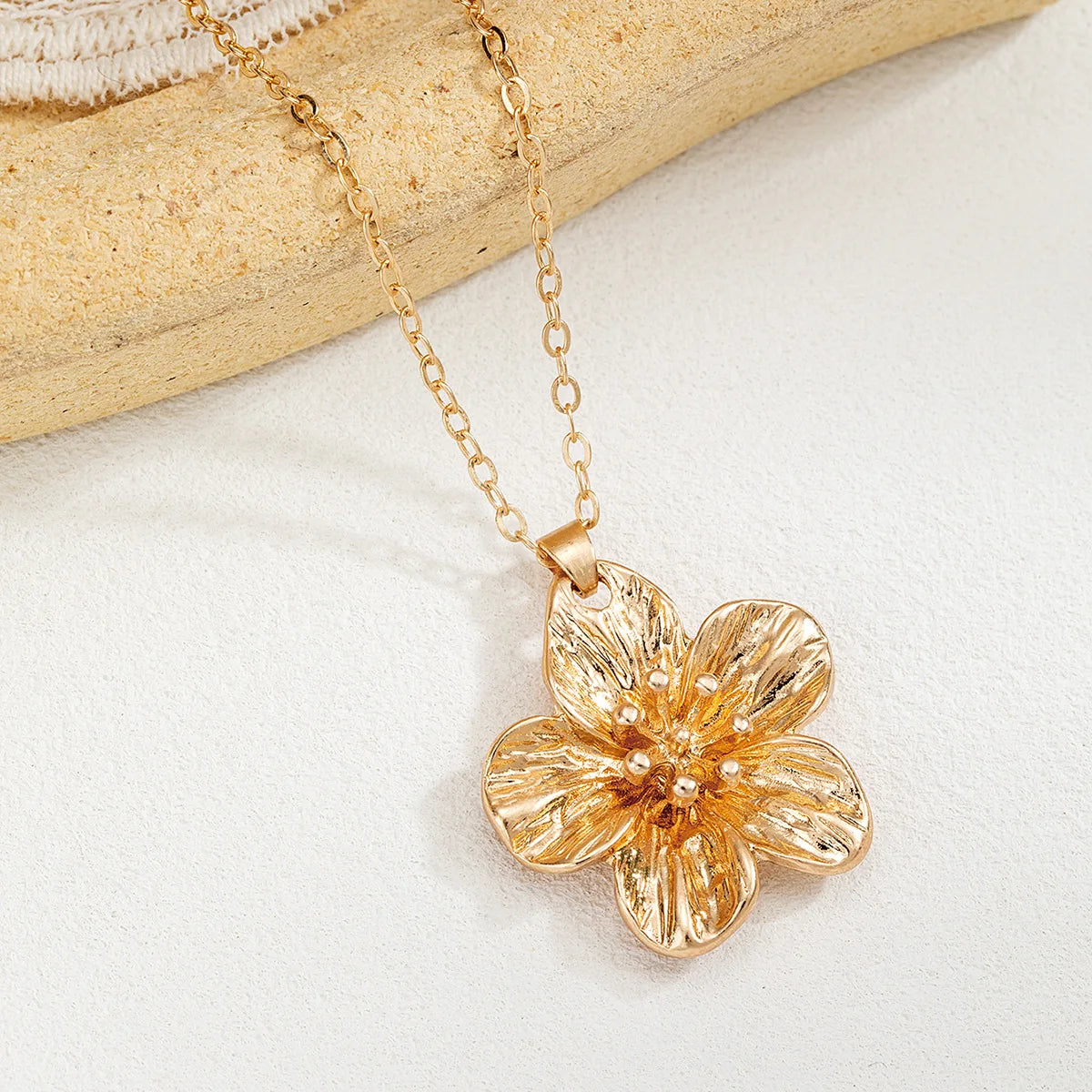 Minimalist Hammered Floral Pendant Necklace for Women Gold Plated Dainty Choker Office Everyday Wear Elegant Luxury Fashion Jewe