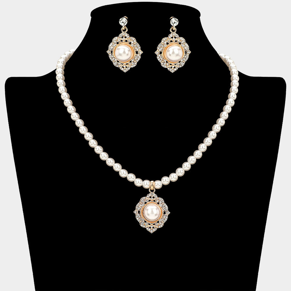 Vintage Pearl Pendant Necklace