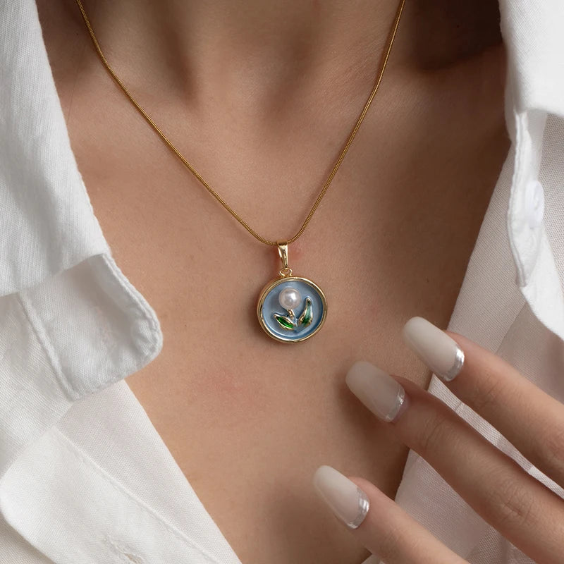 ANENJERY 316L Stainless Steel Round Card Flower Pearl Pendant Necklace For Women Delicate Artistic Choker Jewelry Gift Wholesale