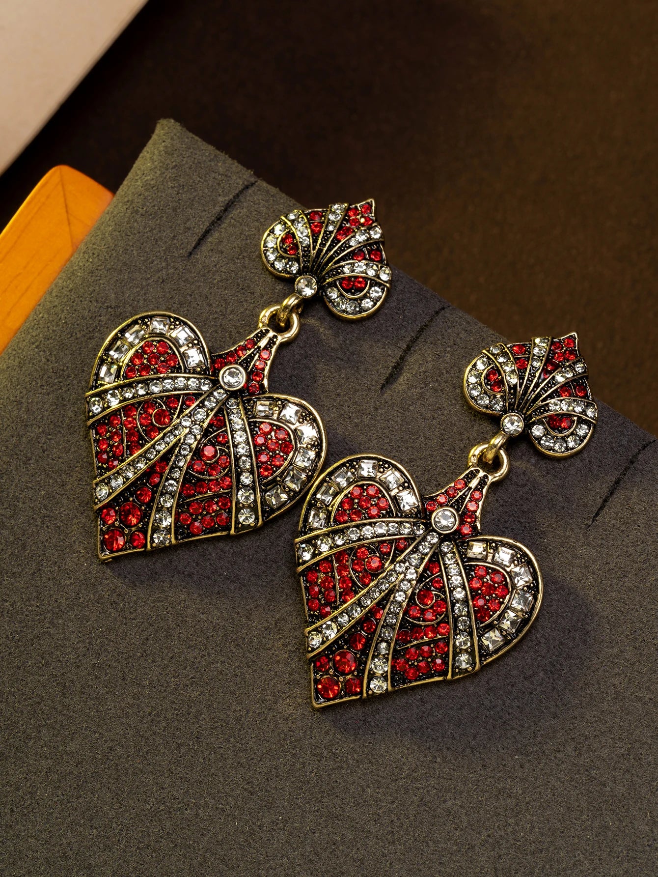 1 Pair of Vintage Retro Red and White Rhinestone-Embellished Heart-Shaped Fashion Earrings Suitable for Women to Wear at Daily Events and Dance Parties, or as a Gift