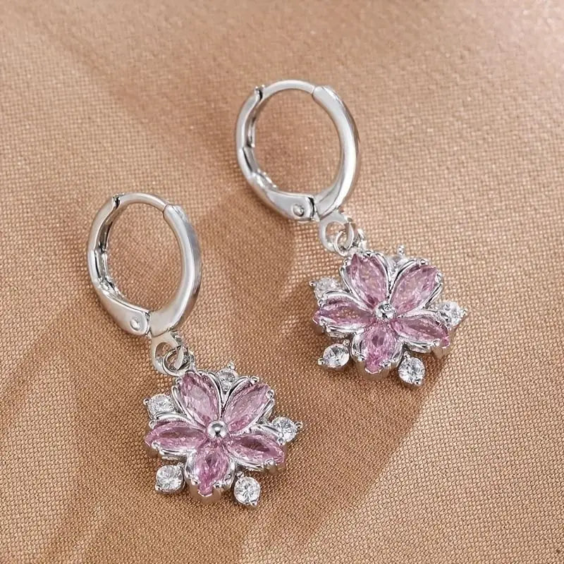 A Pair of Exquisite and Compact Lucky Grass Fashionable Flower Zircon Women Earrings with High-End Temperament New Accessories