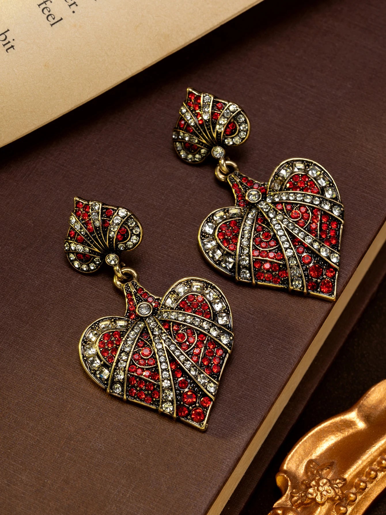 1 Pair of Vintage Retro Red and White Rhinestone-Embellished Heart-Shaped Fashion Earrings Suitable for Women to Wear at Daily Events and Dance Parties, or as a Gift