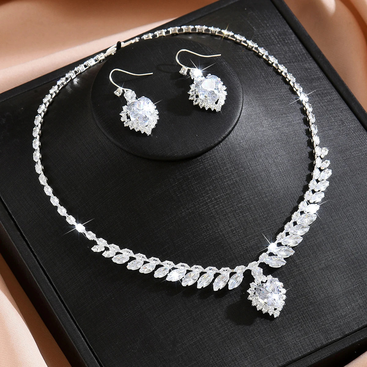 Cross Border Luxury Fashion Leaf Love Zircon Necklace Earring Set, Trendy and High-End Versatile Necklace Set with Accessories