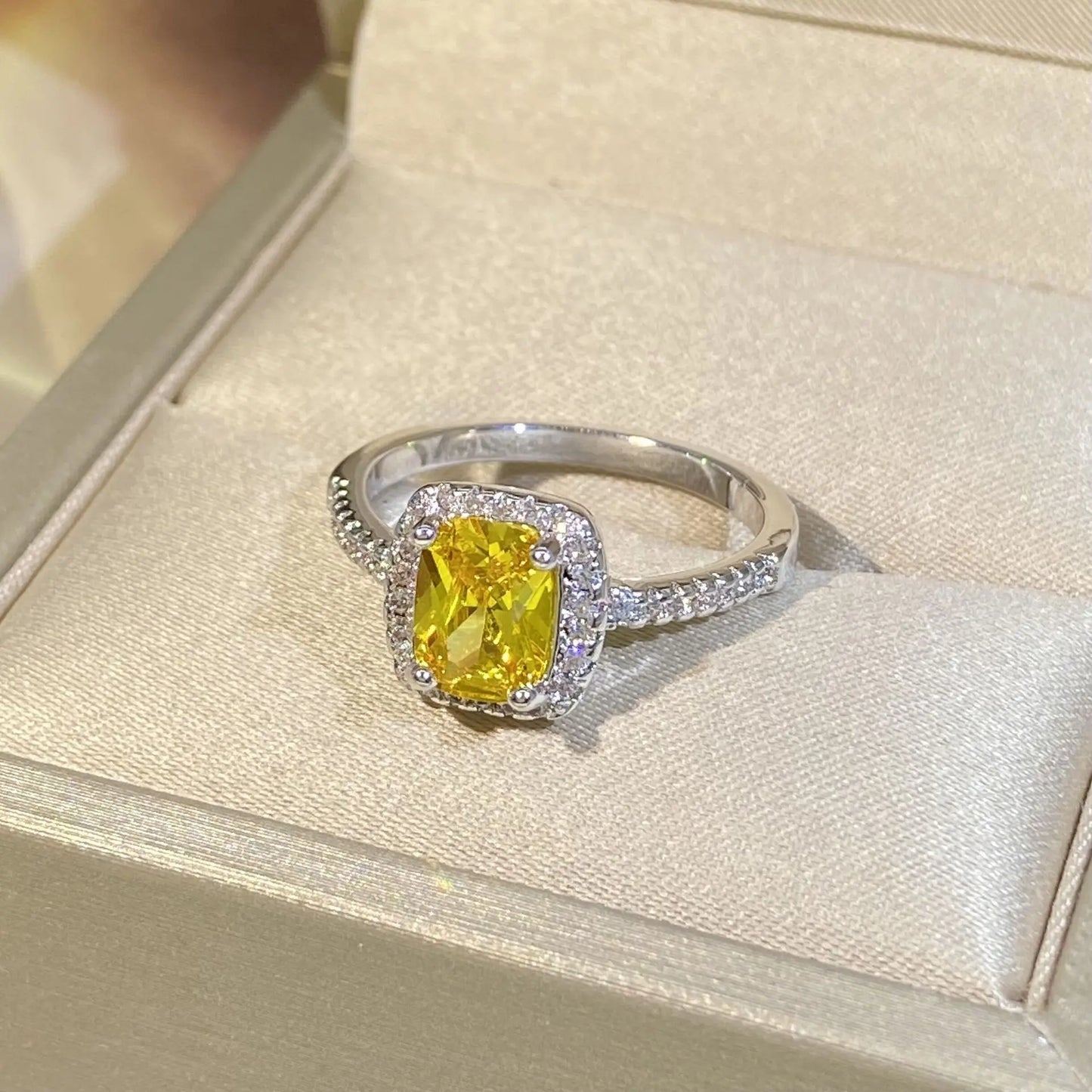 2022 Classic Simulation Zircon Gold Plated Ring Women Fashion Fancy Yellow Cushion Square Diamond Wedding Ring Proposal Ring