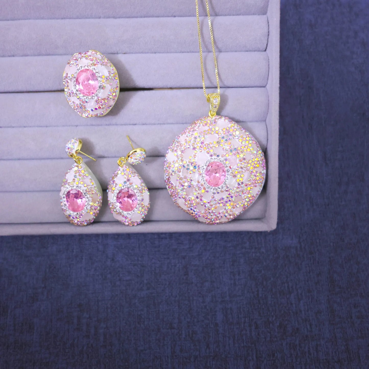 New pink zircon inlaid with natural powder crystal rough stone three-piece set, French elegant and fashionable natural stone jew