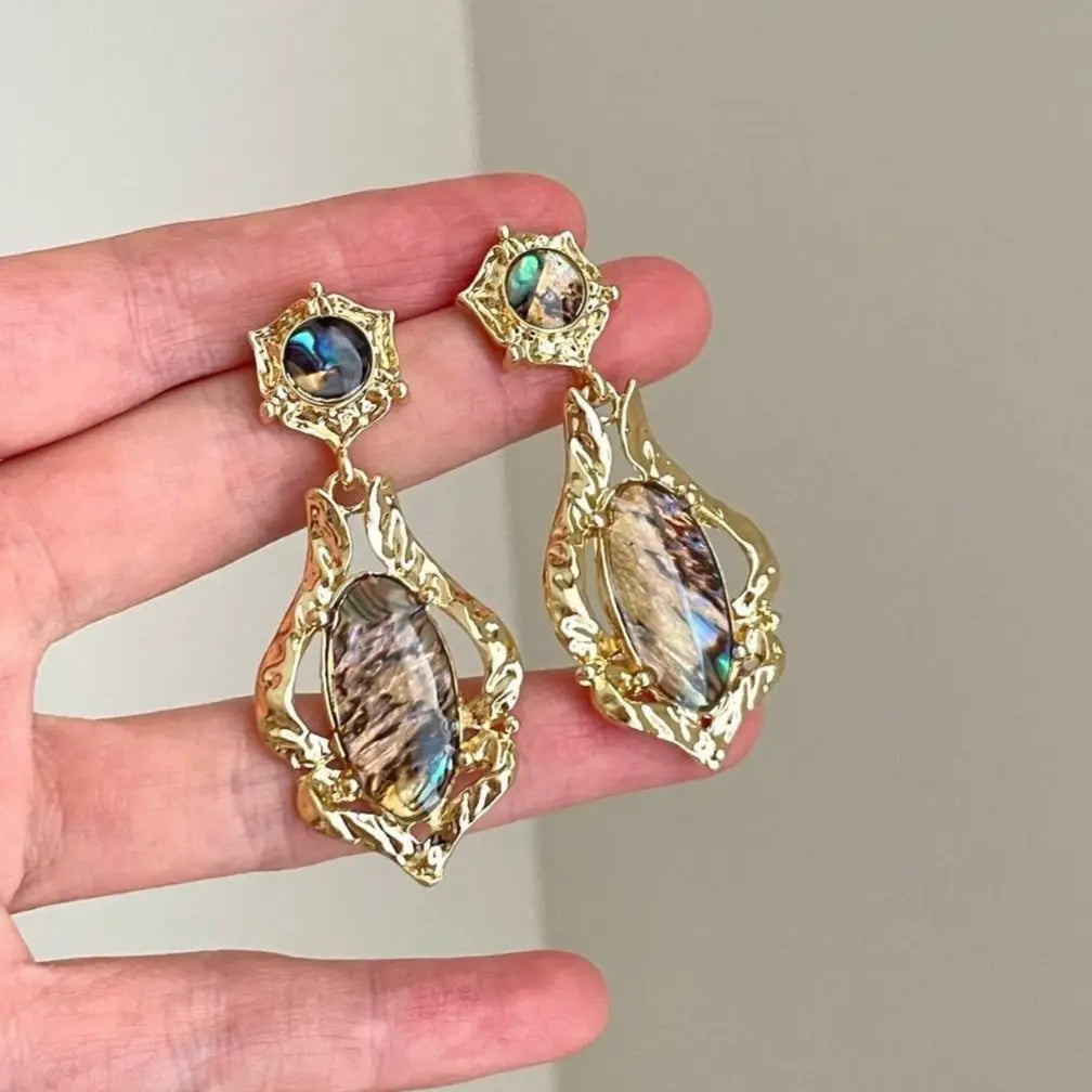 French retro shell gold tassel earrings with exquisite fashion and high-end design, niche palace style unique earrings