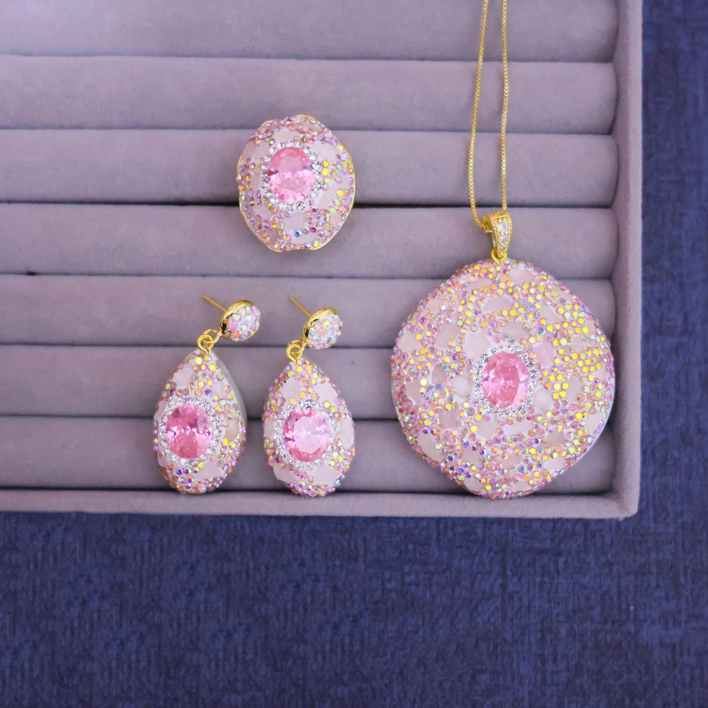 New pink zircon inlaid with natural powder crystal rough stone three-piece set, French elegant and fashionable natural stone jew