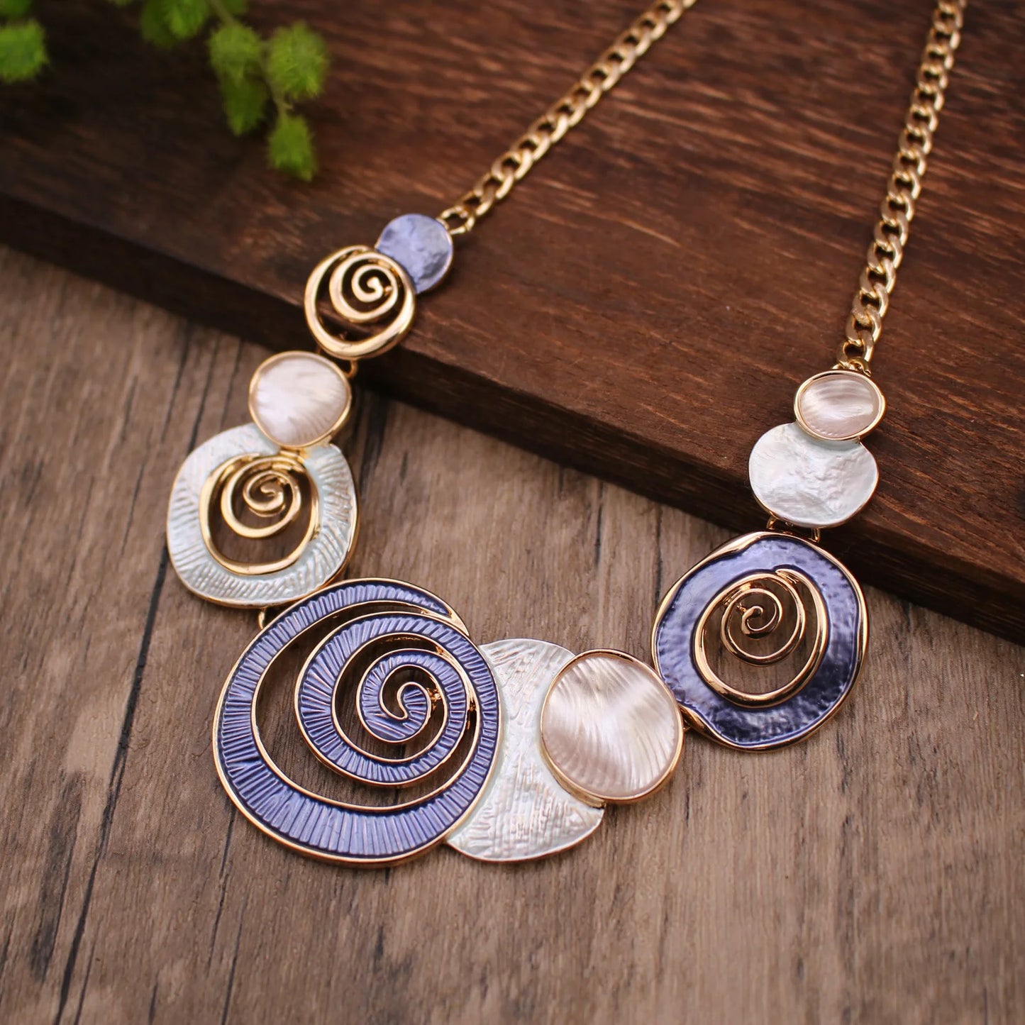 new color painting oil hollow conch necklace, fashionable and versatile women's high-end conch neck chain wholesale