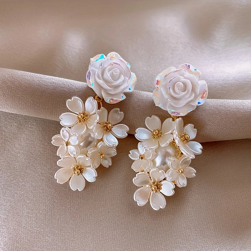 Fashion White Shell Flower Pearl Hoop Earring for Women Korean Elegant Delicate Temperament Earrings Jewelry Holiday Accessories