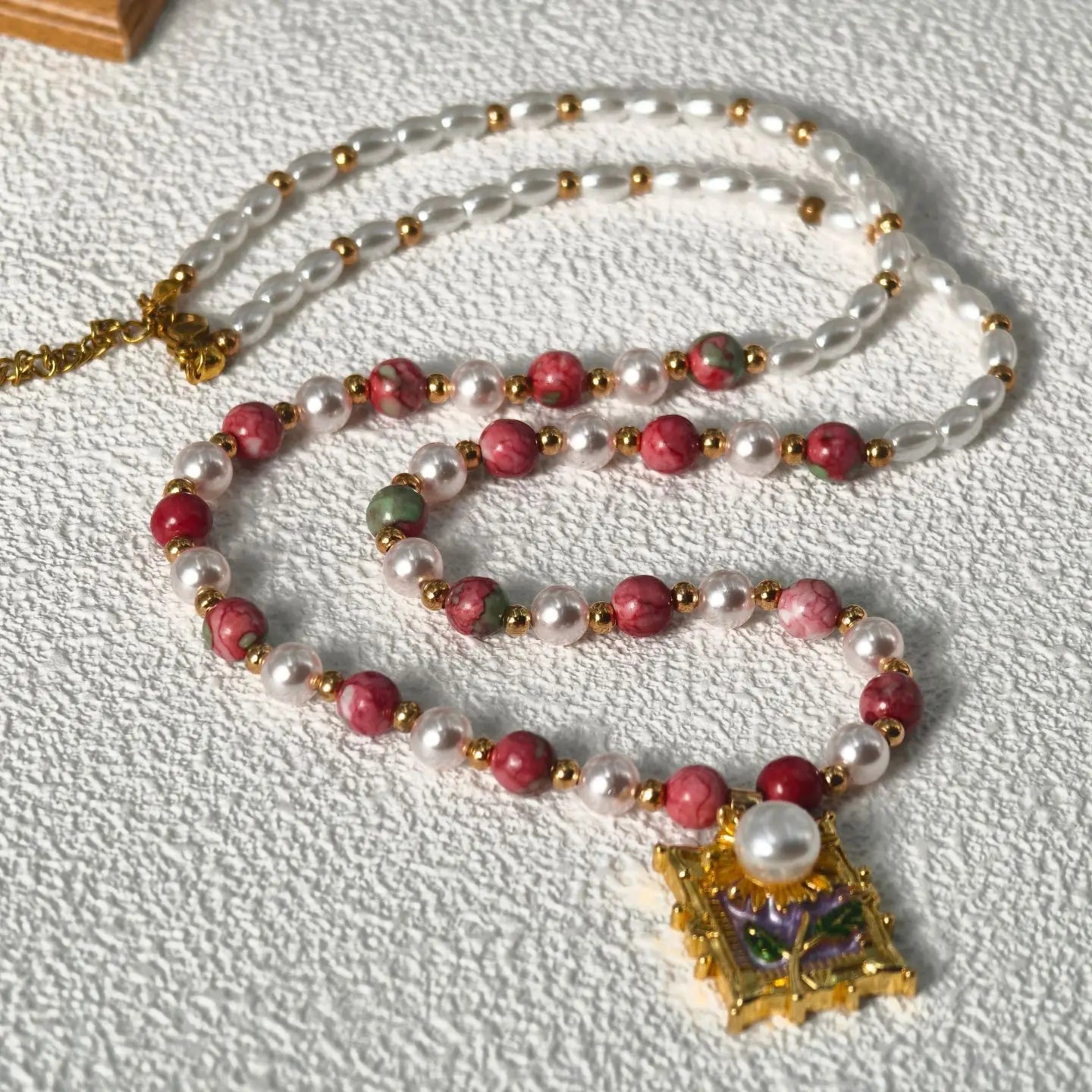Original pink natural round stone bead necklace, fashionable and high-end, colorful double-layer stacked bead collarbone chain g