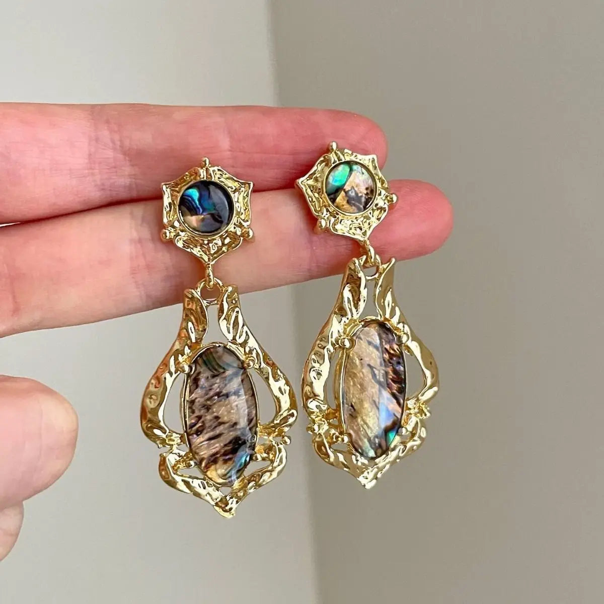 French retro shell gold tassel earrings with exquisite fashion and high-end design, niche palace style unique earrings