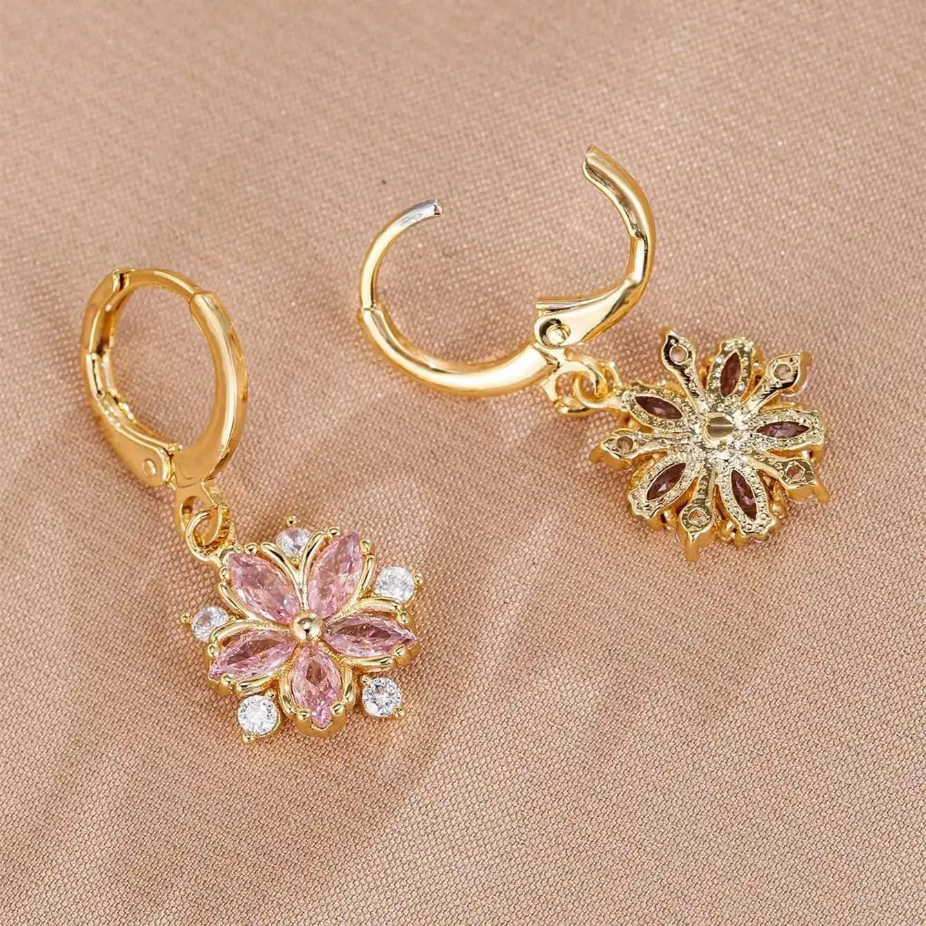 A Pair of Exquisite and Compact Lucky Grass Fashionable Flower Zircon Women Earrings with High-End Temperament New Accessories
