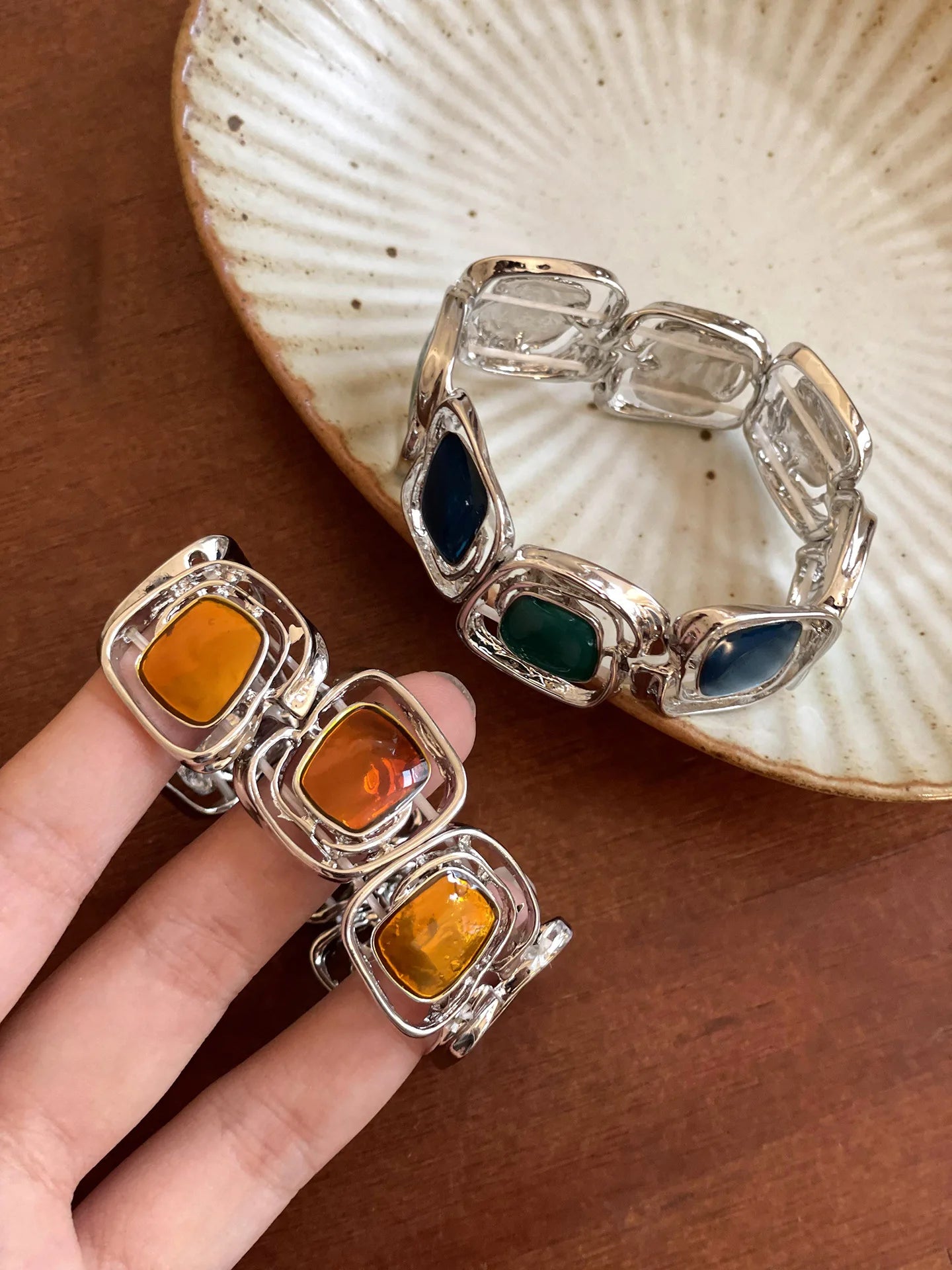 Oil-dropped Hollow Geometric Elastic Bracelets for Woemn 2025  New in Retro Light Luxury Bracelet Design Unique Hand Jewelry