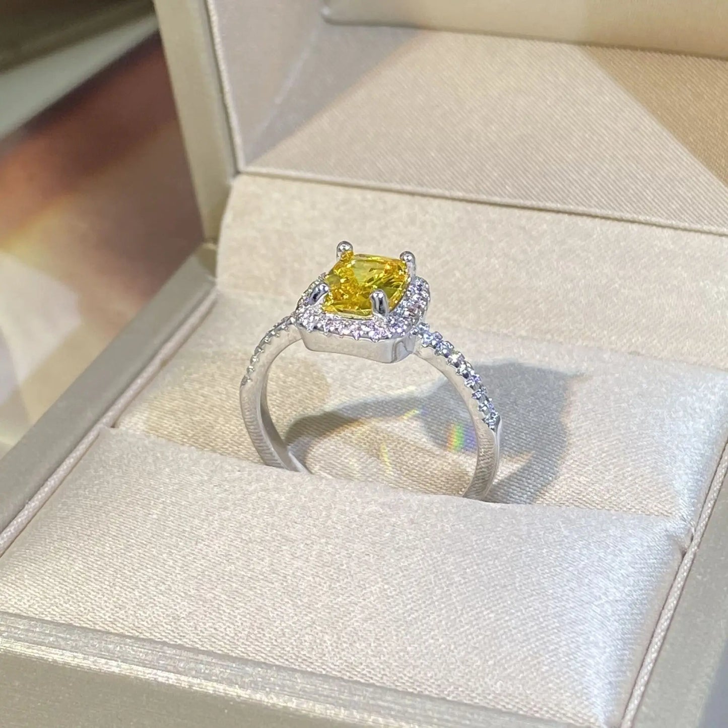 2022 Classic Simulation Zircon Gold Plated Ring Women Fashion Fancy Yellow Cushion Square Diamond Wedding Ring Proposal Ring