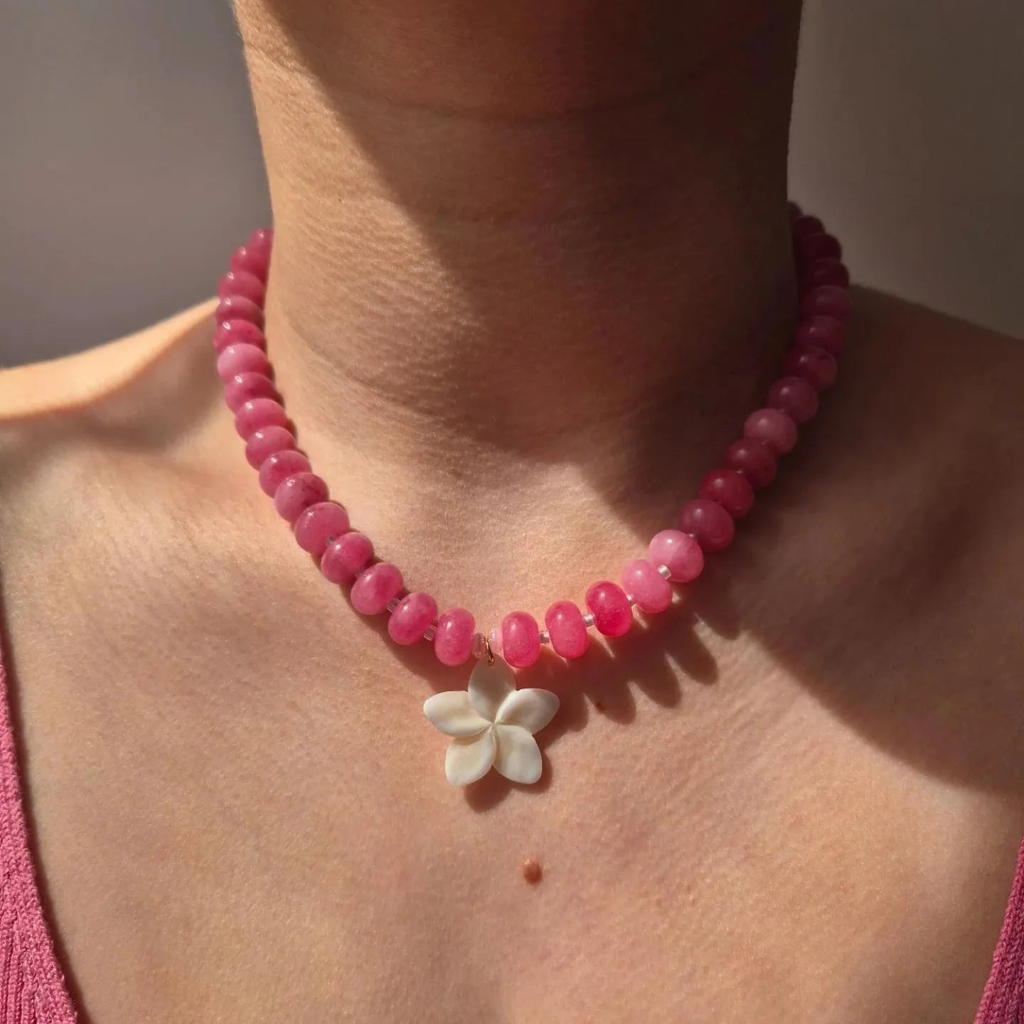 Pink Natural Stone Beads Choker Necklace with Flower Shell Pendant for Women Handmade Beaded Necklace Bohemia Jewelry Gifts