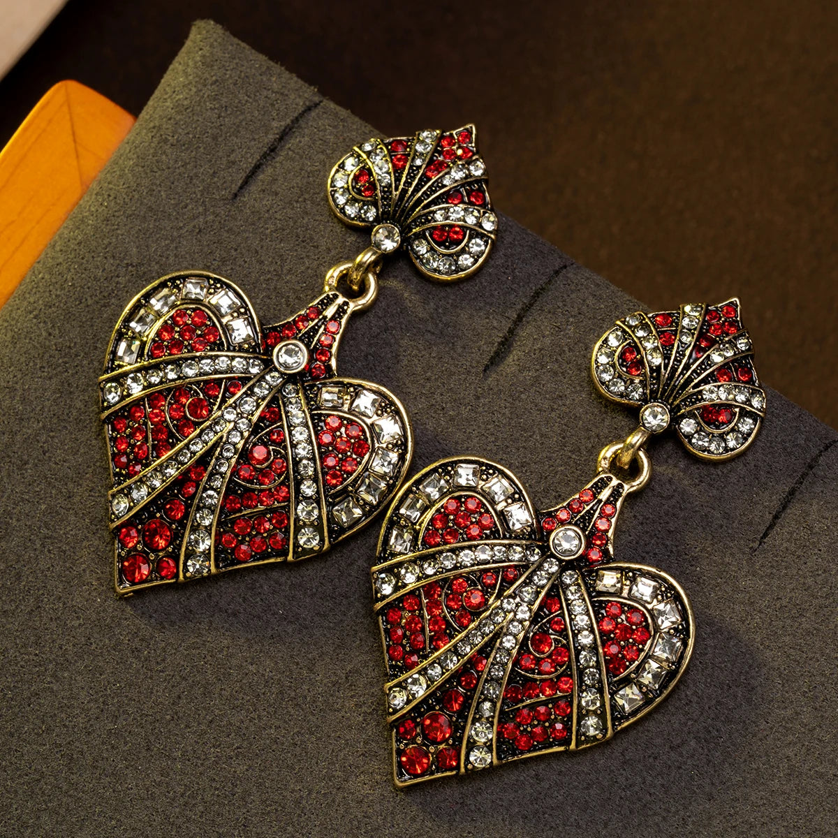 1 Pair of Vintage Retro Red and White Rhinestone-Embellished Heart-Shaped Fashion Earrings Suitable for Women to Wear at Daily Events and Dance Parties, or as a Gift