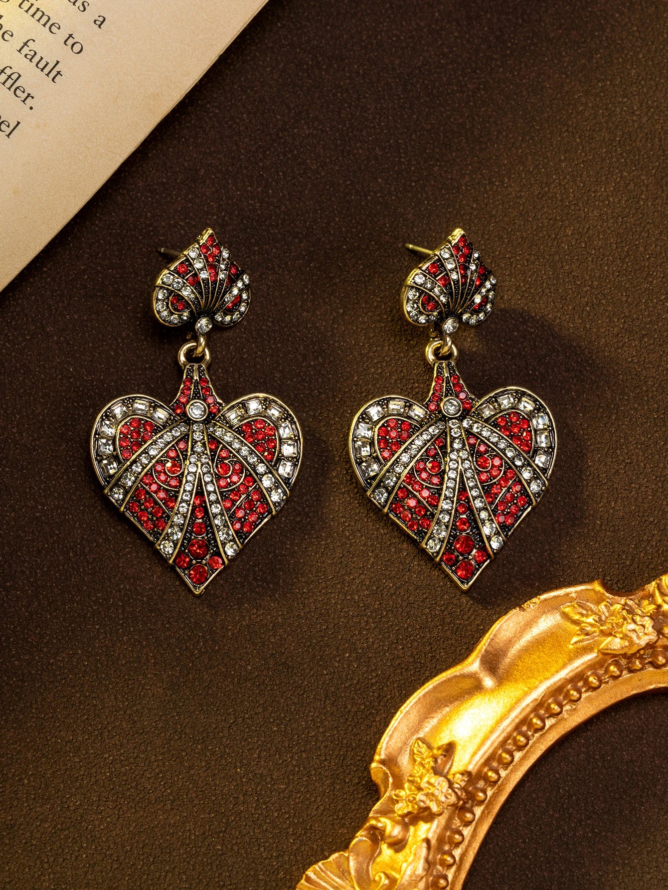 1 Pair of Vintage Retro Red and White Rhinestone-Embellished Heart-Shaped Fashion Earrings Suitable for Women to Wear at Daily Events and Dance Parties, or as a Gift
