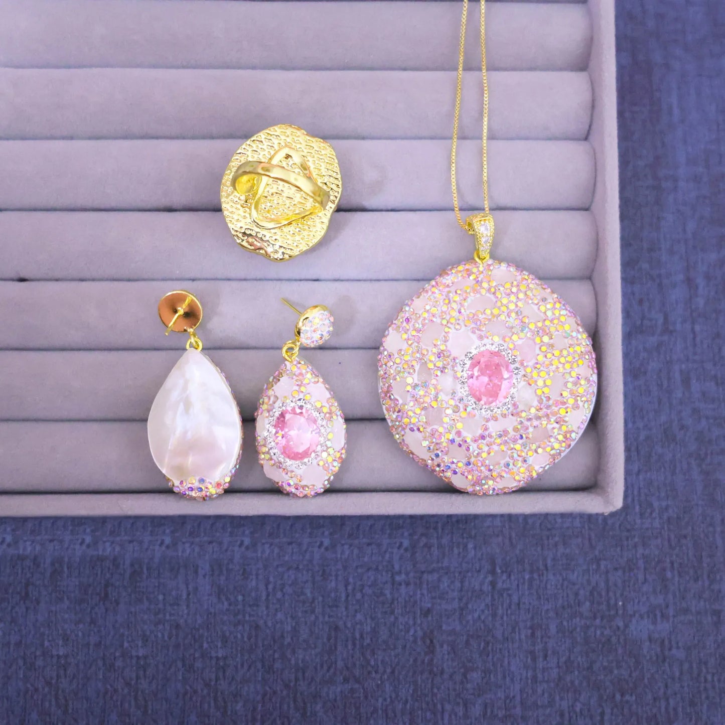 New pink zircon inlaid with natural powder crystal rough stone three-piece set, French elegant and fashionable natural stone jew