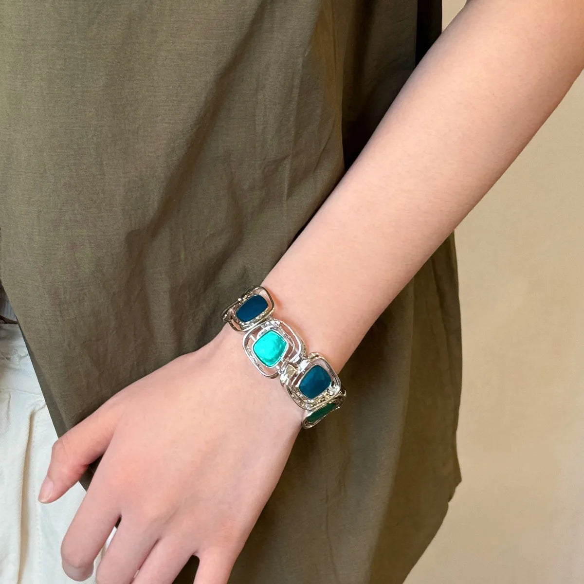 Oil-dropped Hollow Geometric Elastic Bracelets for Woemn 2025  New in Retro Light Luxury Bracelet Design Unique Hand Jewelry
