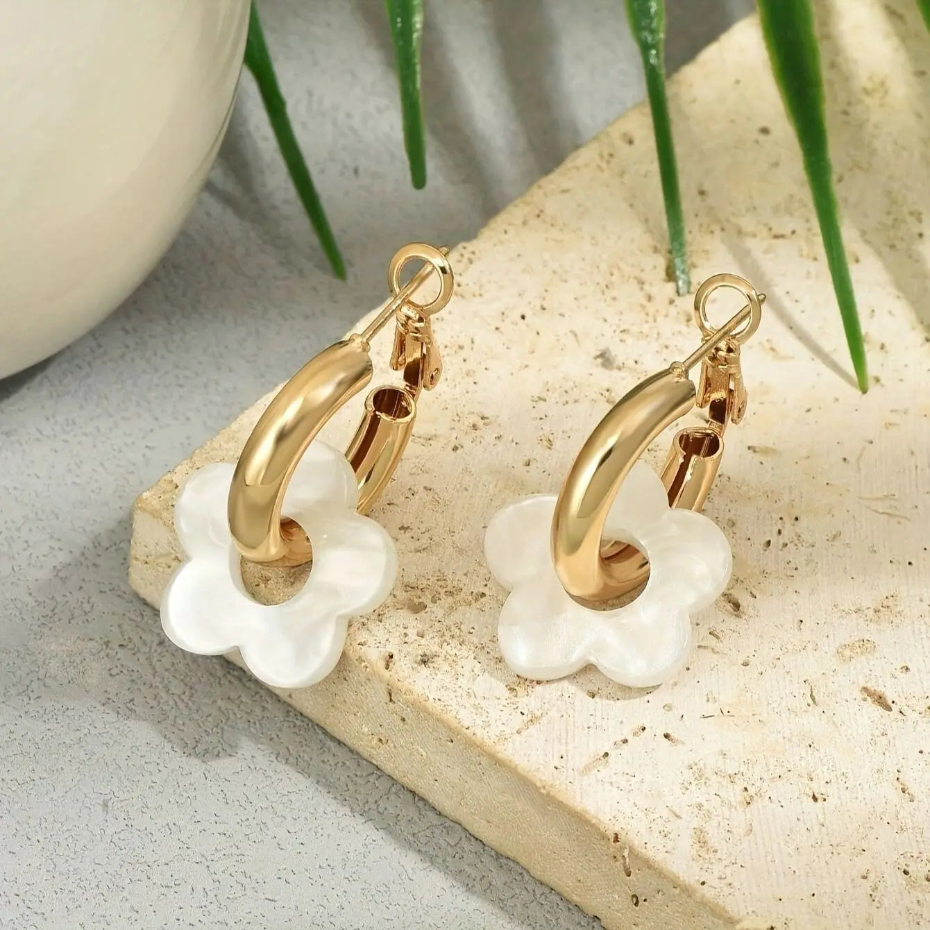 Acrylic Gradient Dopamine Flower Earrings, Female Niche Design, Light Luxury Temperament, Elegant and Versatile Earrings