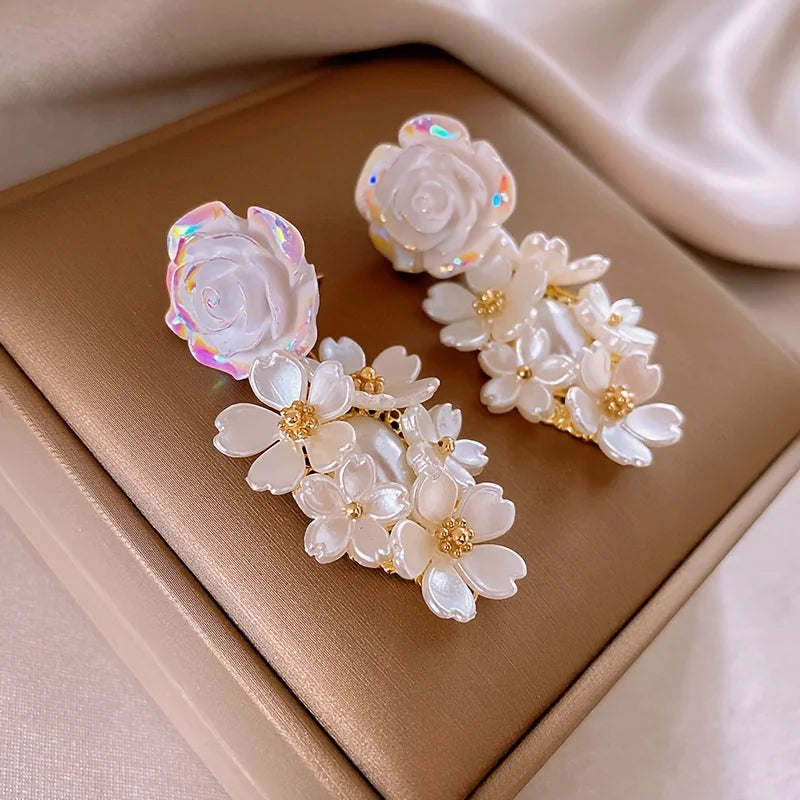 Fashion White Shell Flower Pearl Hoop Earring for Women Korean Elegant Delicate Temperament Earrings Jewelry Holiday Accessories