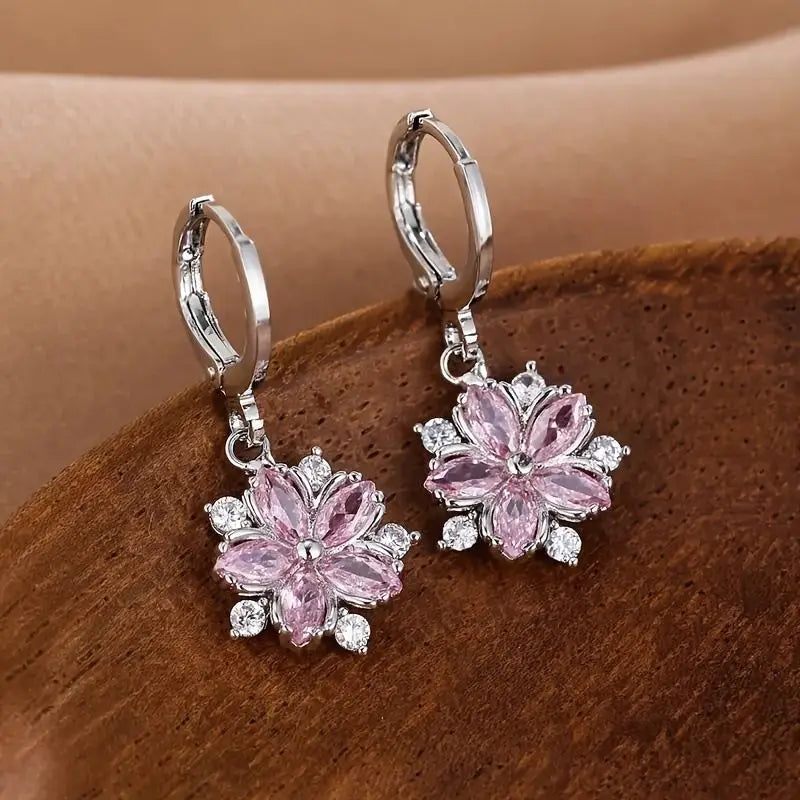 A Pair of Exquisite and Compact Lucky Grass Fashionable Flower Zircon Women Earrings with High-End Temperament New Accessories