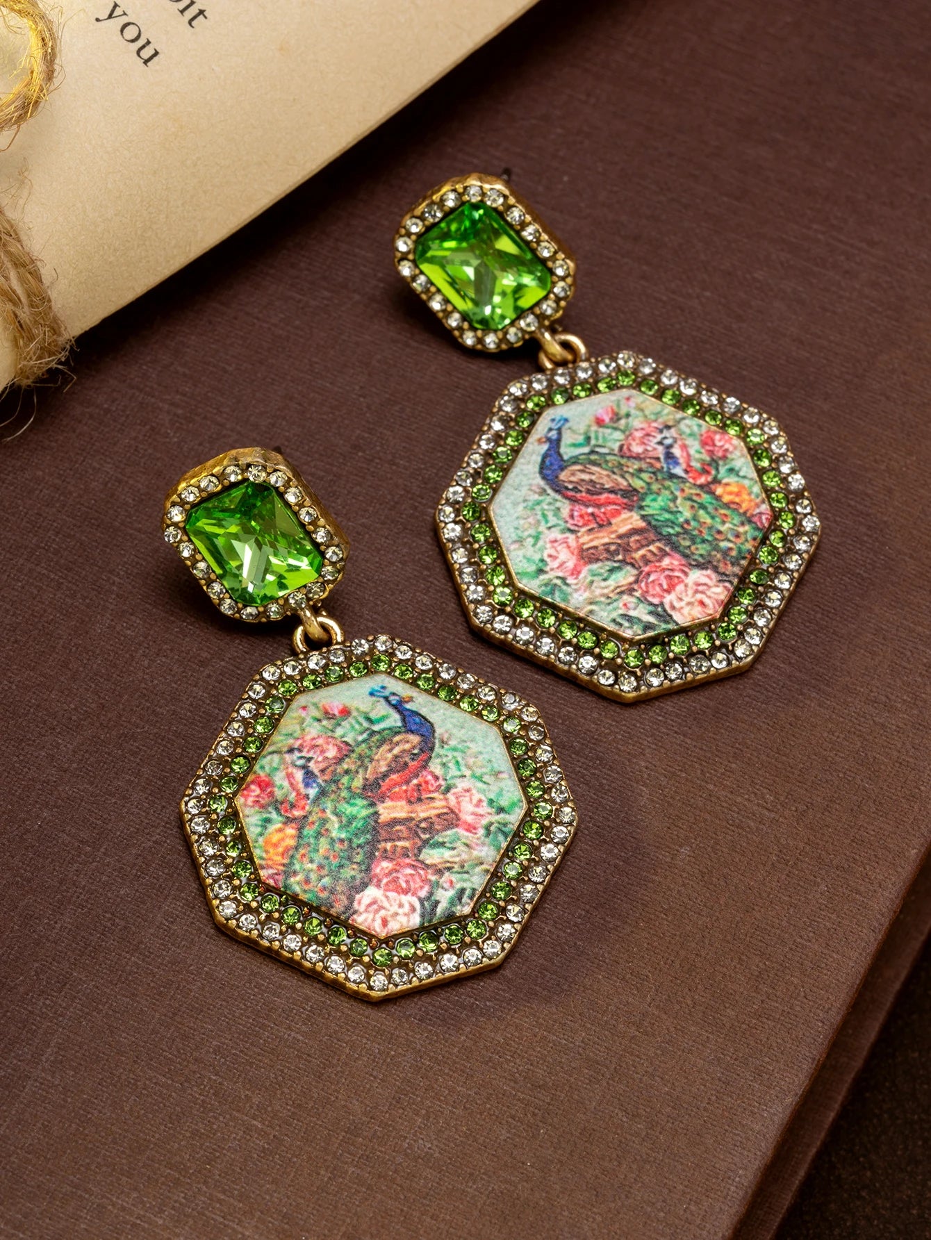 1 Pair of Vintage Green Rhinestone-Embellished Retro Octagonal Peacock Print Earrings Suitable for Women to Wear Daily, Attend Parties, or as a Gift