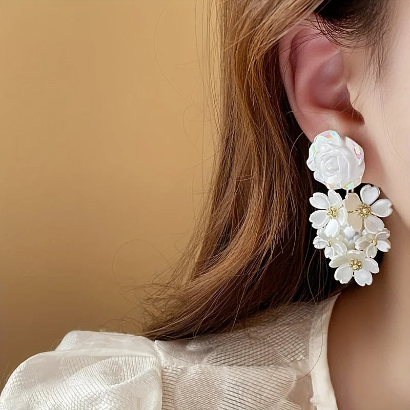 Fashion White Shell Flower Pearl Hoop Earring for Women Korean Elegant Delicate Temperament Earrings Jewelry Holiday Accessories