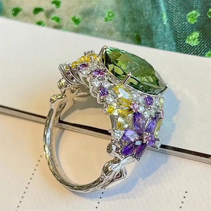 Huitan Colorful Women Ring Gorgeous Inlaid Bright Green Oval CZ Modern Party Wedding Luxury Accessories Noble Fashion Jewelry