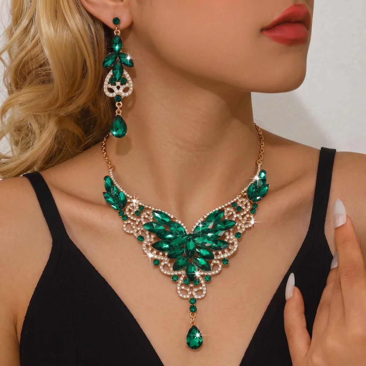Yellow atmospheric V-shaped necklace earrings, ladies' red carpet runway dress accessories, holiday banquet gift jewelry