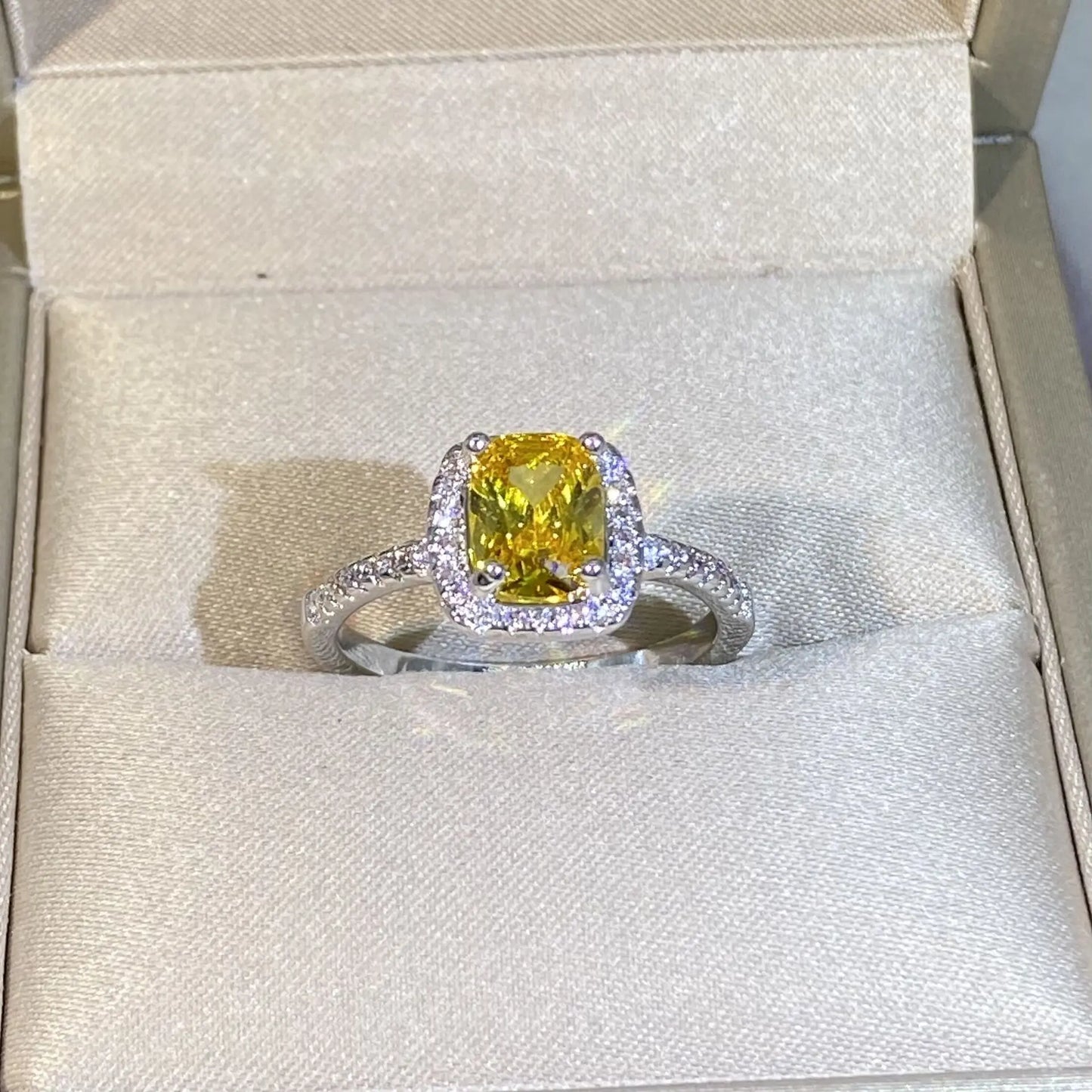 2022 Classic Simulation Zircon Gold Plated Ring Women Fashion Fancy Yellow Cushion Square Diamond Wedding Ring Proposal Ring