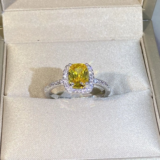 2022 Classic Simulation Zircon Gold Plated Ring Women Fashion Fancy Yellow Cushion Square Diamond Wedding Ring Proposal Ring