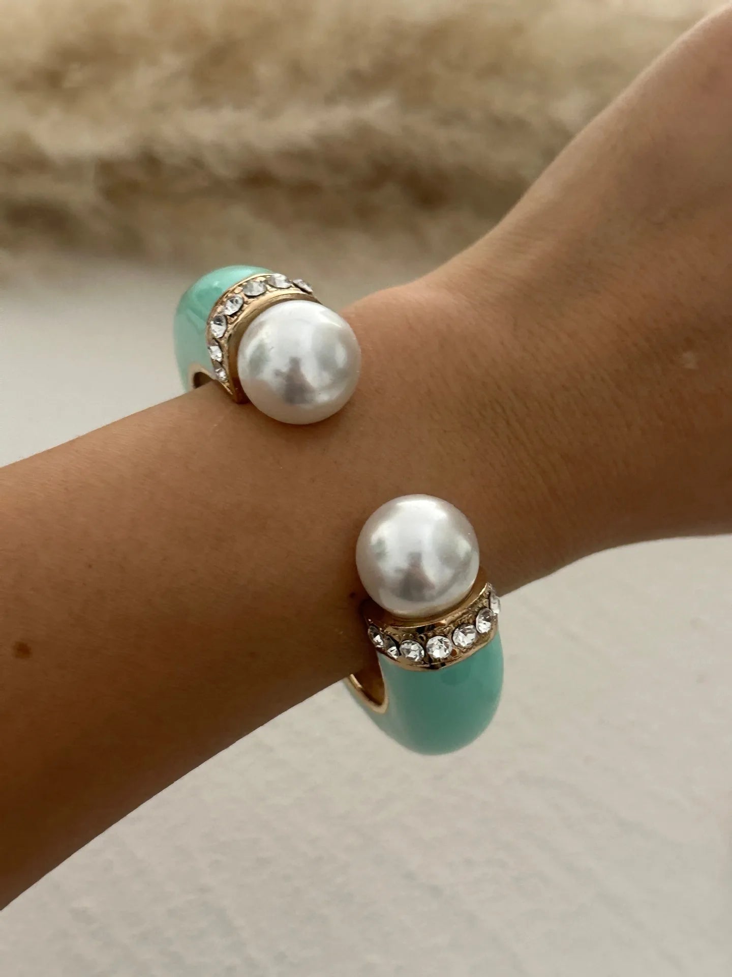 KMVEXO Imitation Enamel Feather Pattern Shape  Metal Wide Bangles for Women Geometric Irregular Spring Pearl Bracelet Jewelry