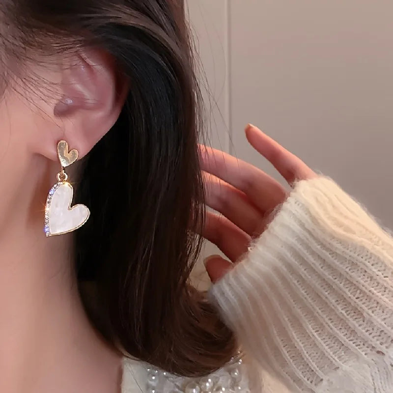 Elegant Asymmetrical Heart-Shaped Earrings Inlaid Zirconia Luxury Style for Women Vintage Fashion Wedding Party Jewelry Gifts