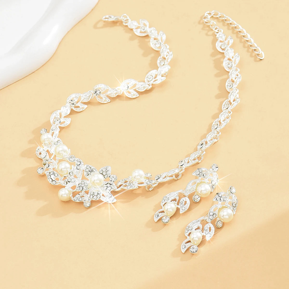 Rich Heiress Feeling Pearl Alloy Necklace Earring Set Suitable for Holiday Parties, Dates, Travel and Versatile Occasions
