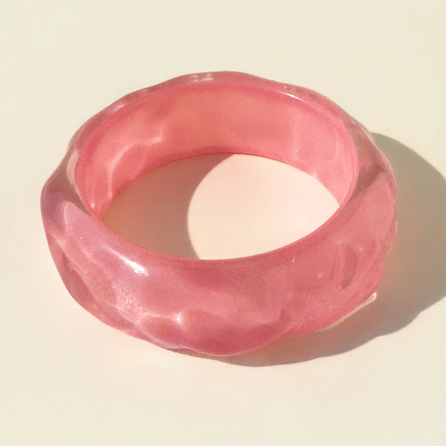 KMVEXO Geometric Irregular Pink Twisted Resin Bangles for Women Girl Party Jewelry 2026 Summer Vacation Decoration Bracelet ﻿