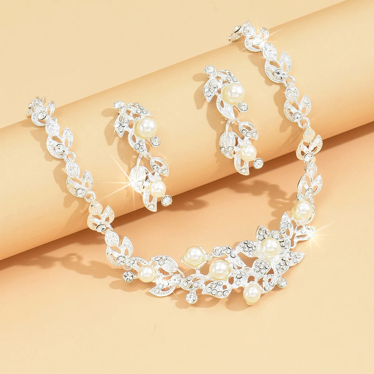 Rich Heiress Feeling Pearl Alloy Necklace Earring Set Suitable for Holiday Parties, Dates, Travel and Versatile Occasions