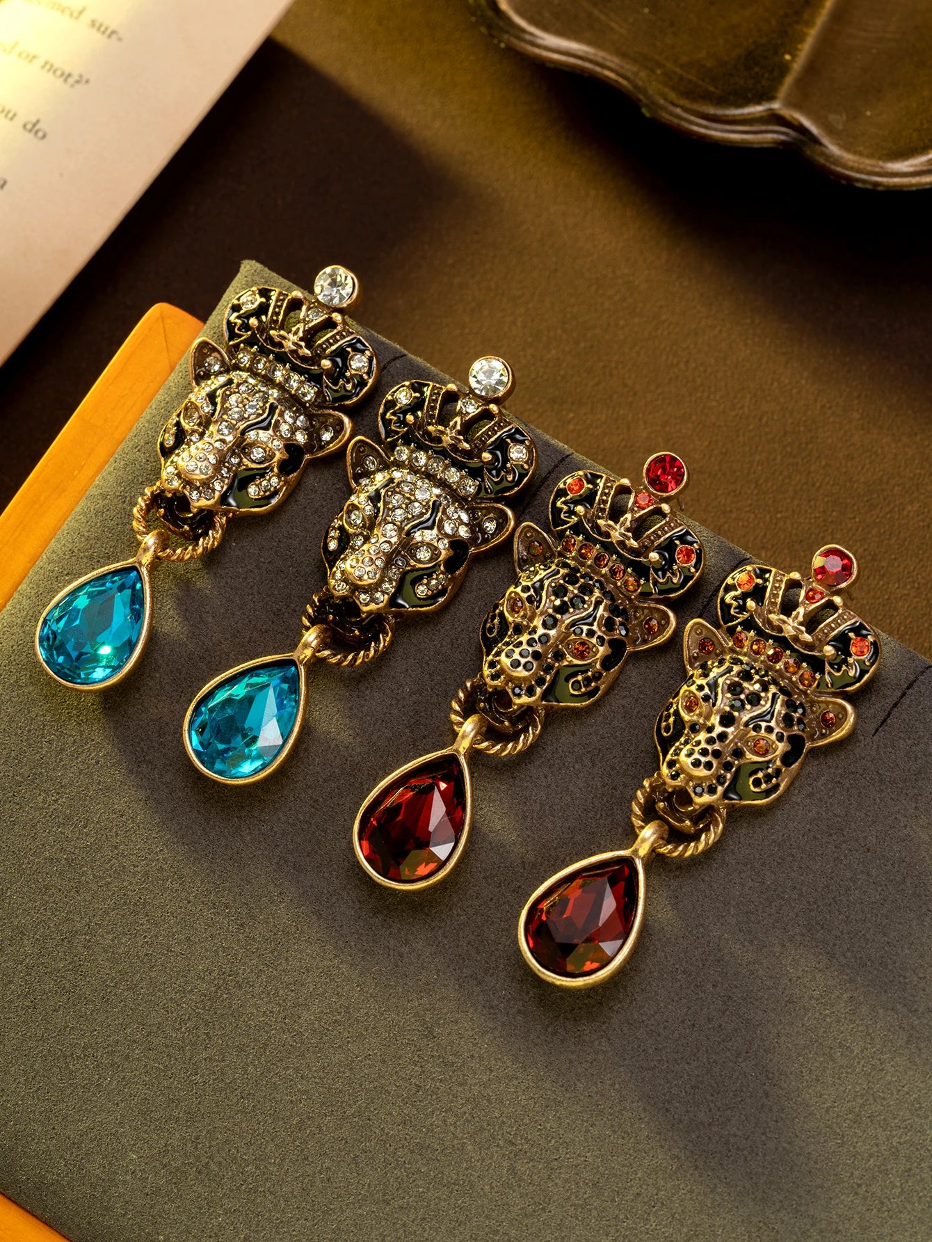 1 Pair of Vintage Retro Palace-Style Leopard Head Red and Blue Rhinestone Pendant Earrings, Niche Style, Suitable for Women's Daily Wear, Parties, and as a Gift