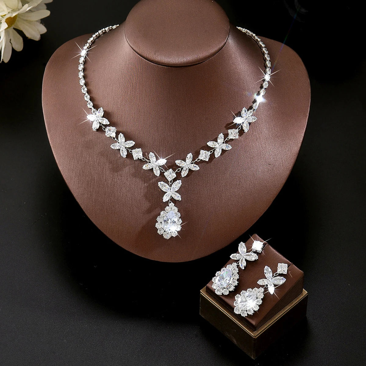 Gorgeous Four‑Leaf Flower Drop Teardrop Zircon Necklace Earrings Set Women Wedding Dress Jewelry Formal Party Matching Accessory
