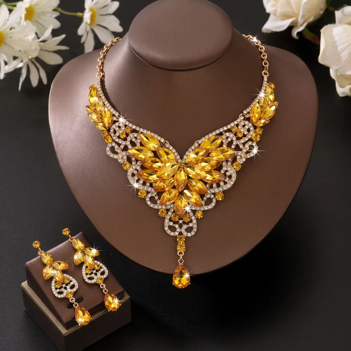 Yellow atmospheric V-shaped necklace earrings, ladies' red carpet runway dress accessories, holiday banquet gift jewelry