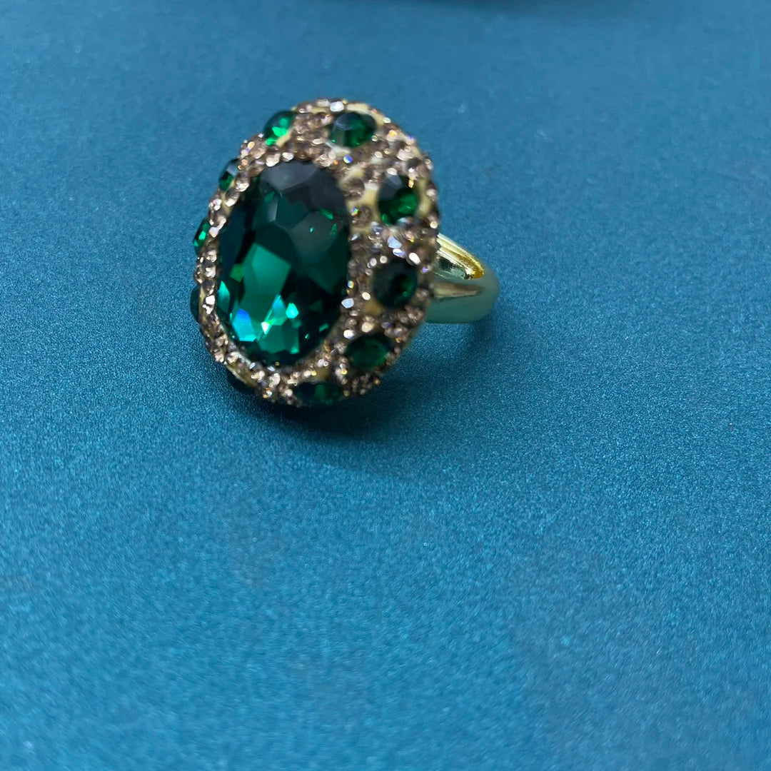 Green Crystal Ring Full of Diamonds Noble Temperament Light Luxury Jewelry Vintage Design for Wedding Party High-end Jewelry