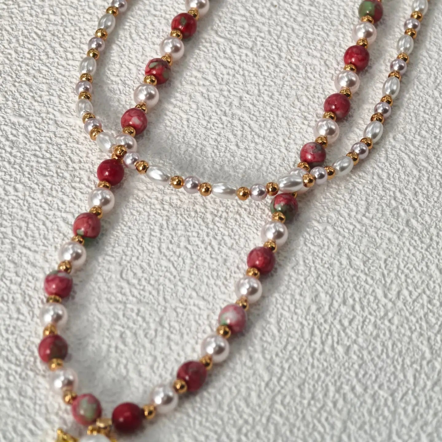 Original pink natural round stone bead necklace, fashionable and high-end, colorful double-layer stacked bead collarbone chain g