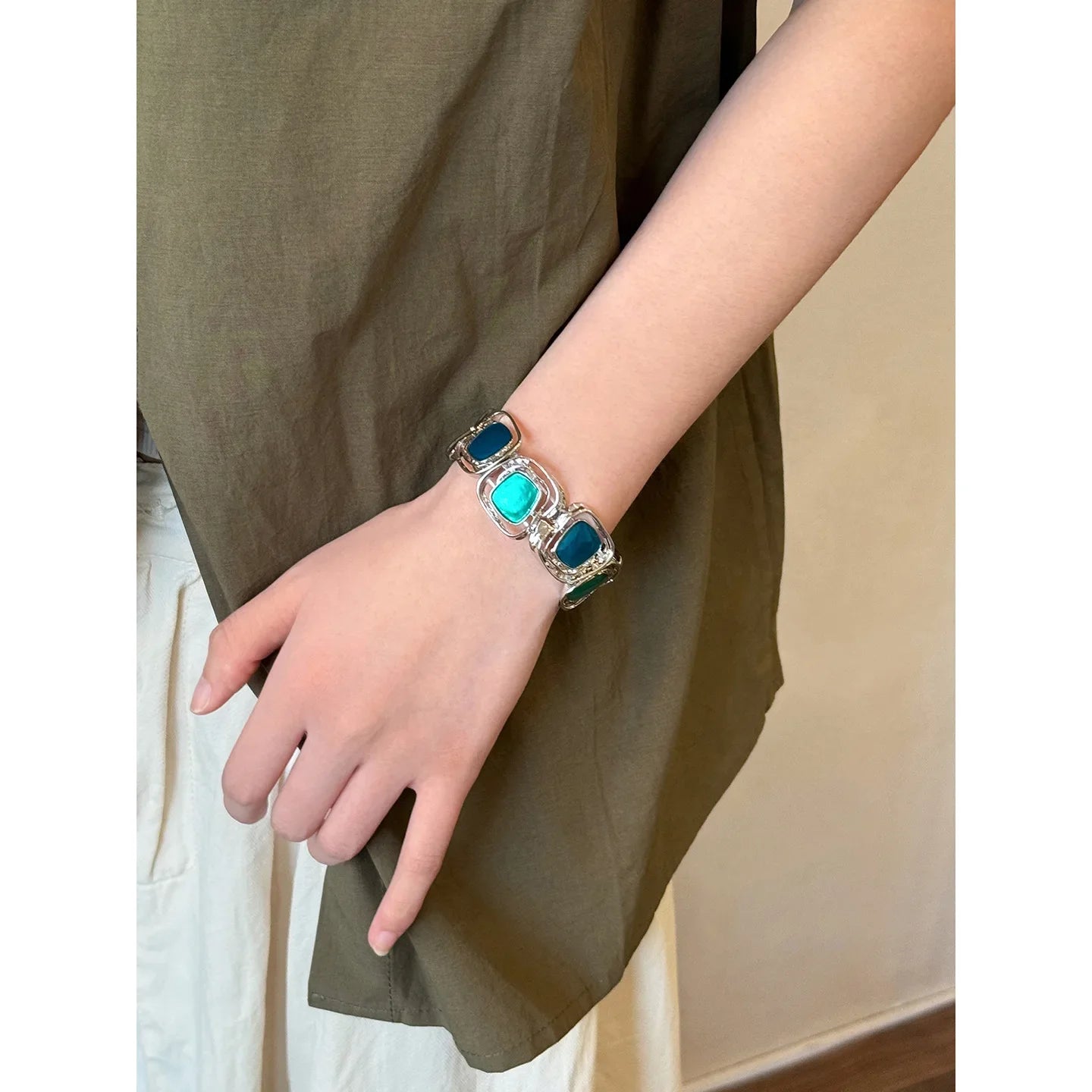 Oil-dropped Hollow Geometric Elastic Bracelets for Woemn 2025  New in Retro Light Luxury Bracelet Design Unique Hand Jewelry