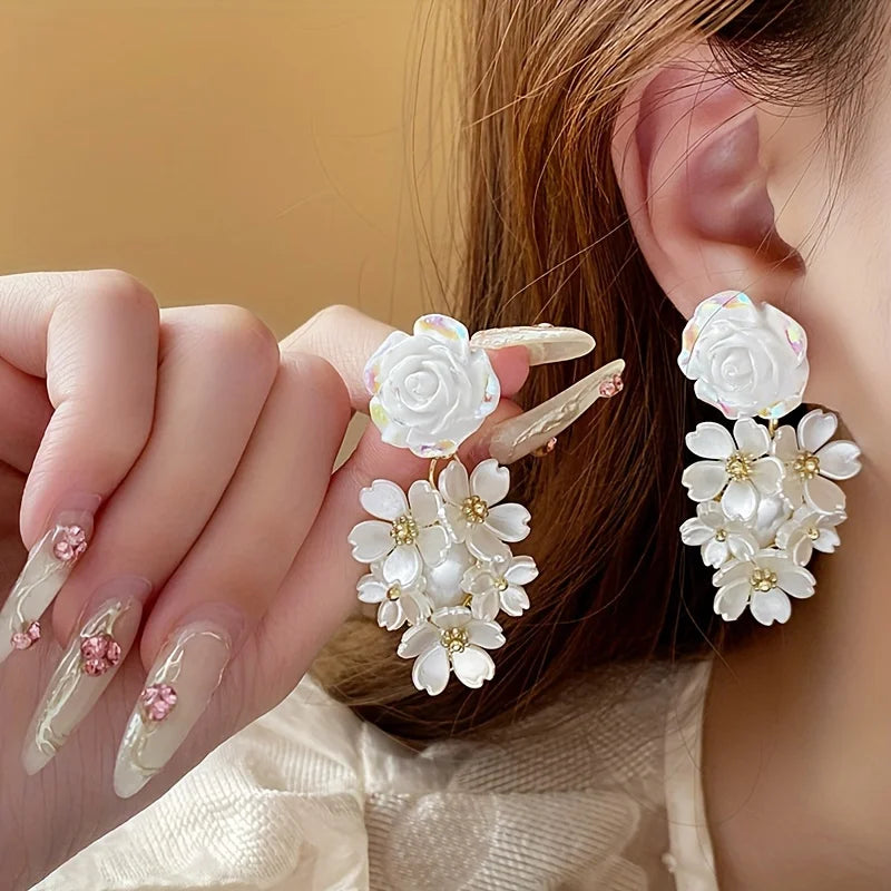 Fashion White Shell Flower Pearl Hoop Earring for Women Korean Elegant Delicate Temperament Earrings Jewelry Holiday Accessories
