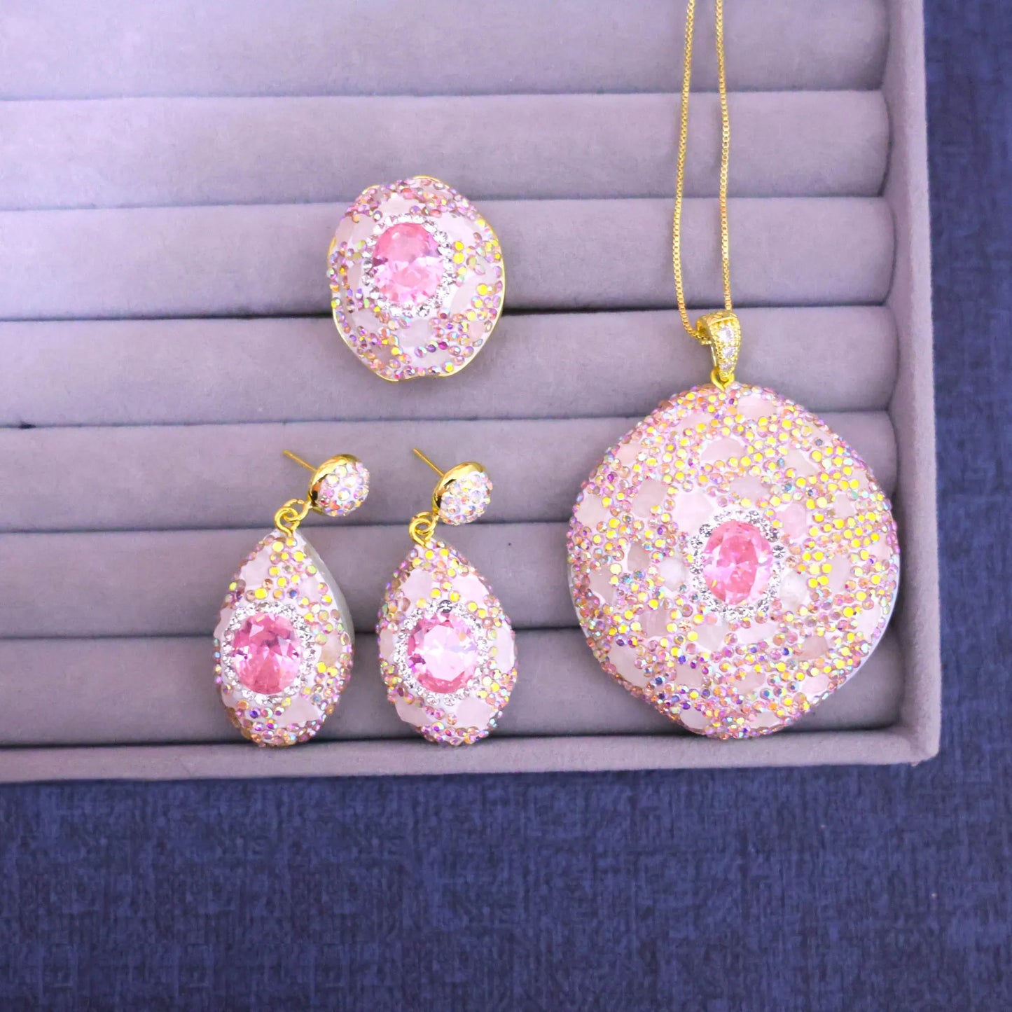 New pink zircon inlaid with natural powder crystal rough stone three-piece set, French elegant and fashionable natural stone jew