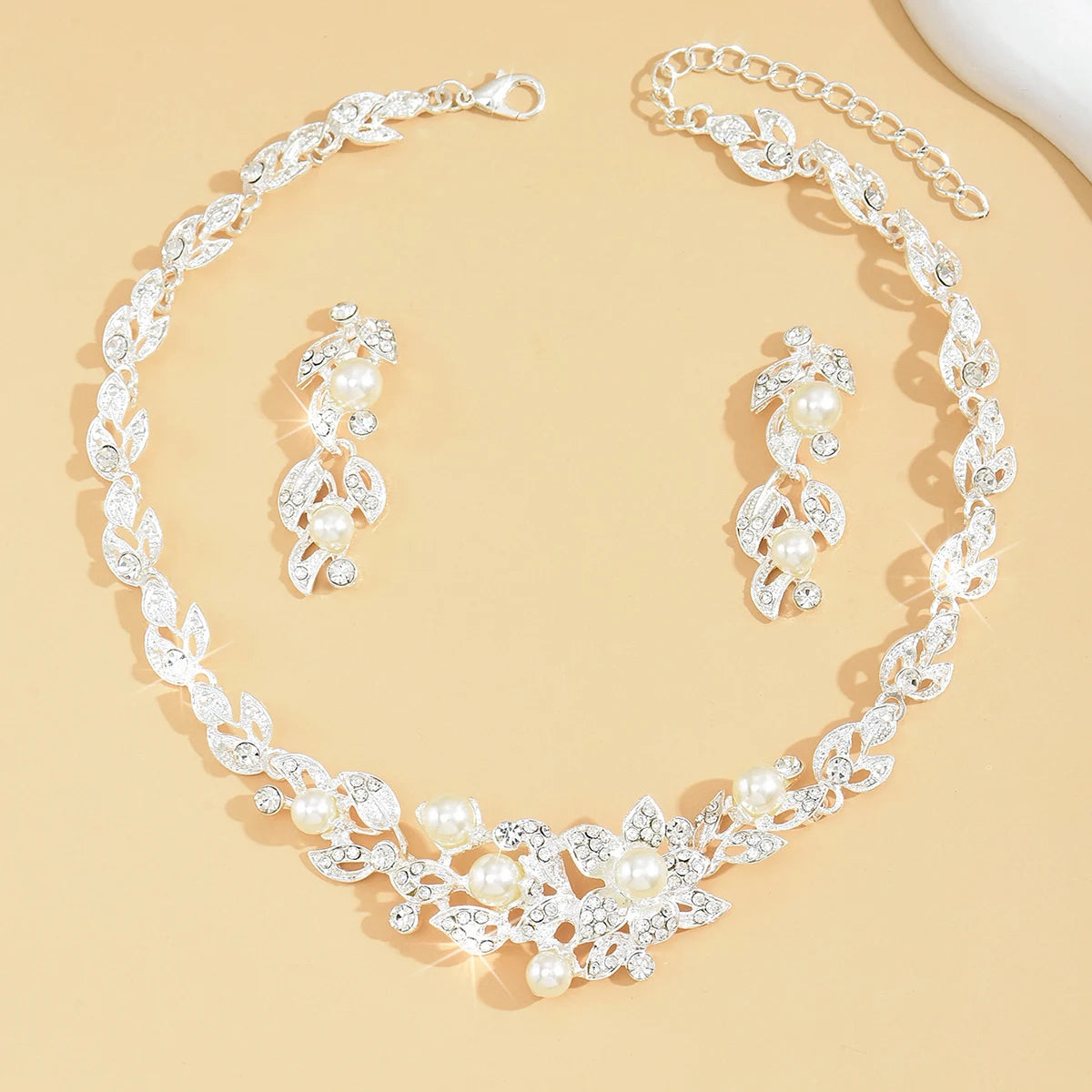 Rich Heiress Feeling Pearl Alloy Necklace Earring Set Suitable for Holiday Parties, Dates, Travel and Versatile Occasions