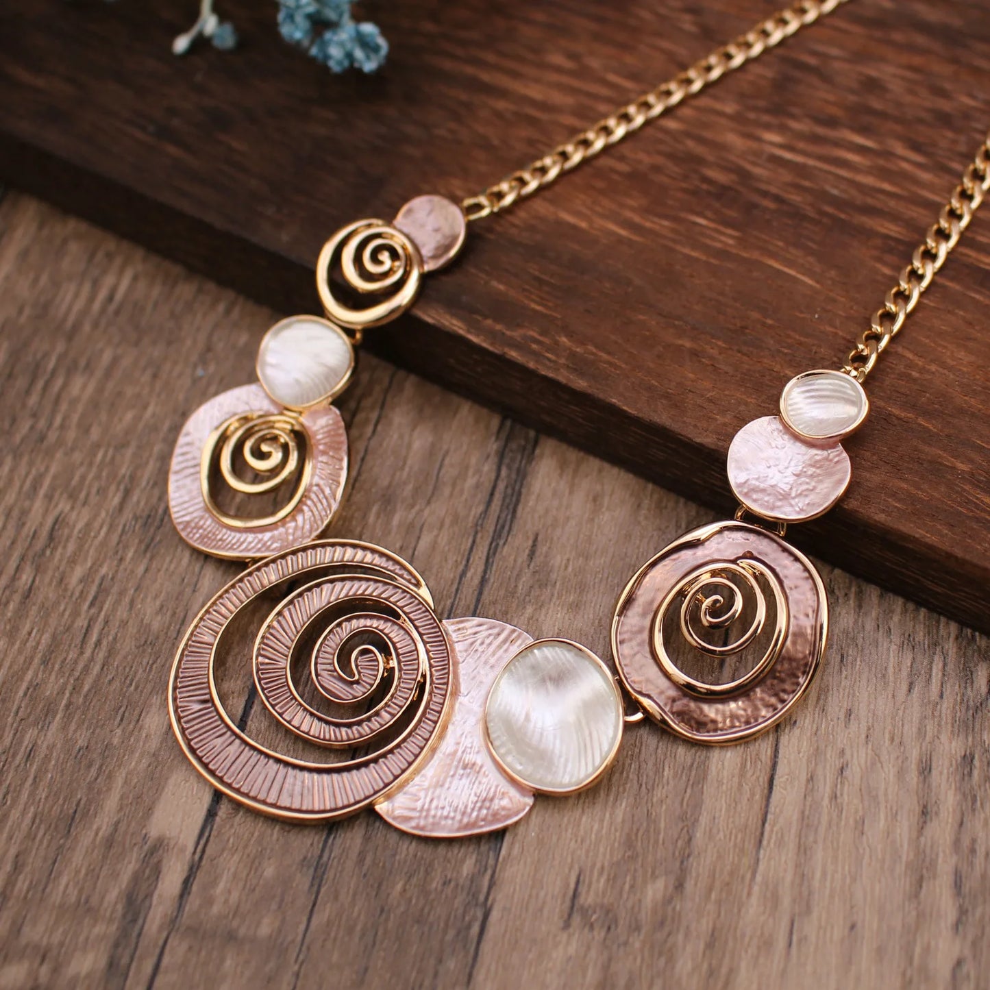 new color painting oil hollow conch necklace, fashionable and versatile women's high-end conch neck chain wholesale