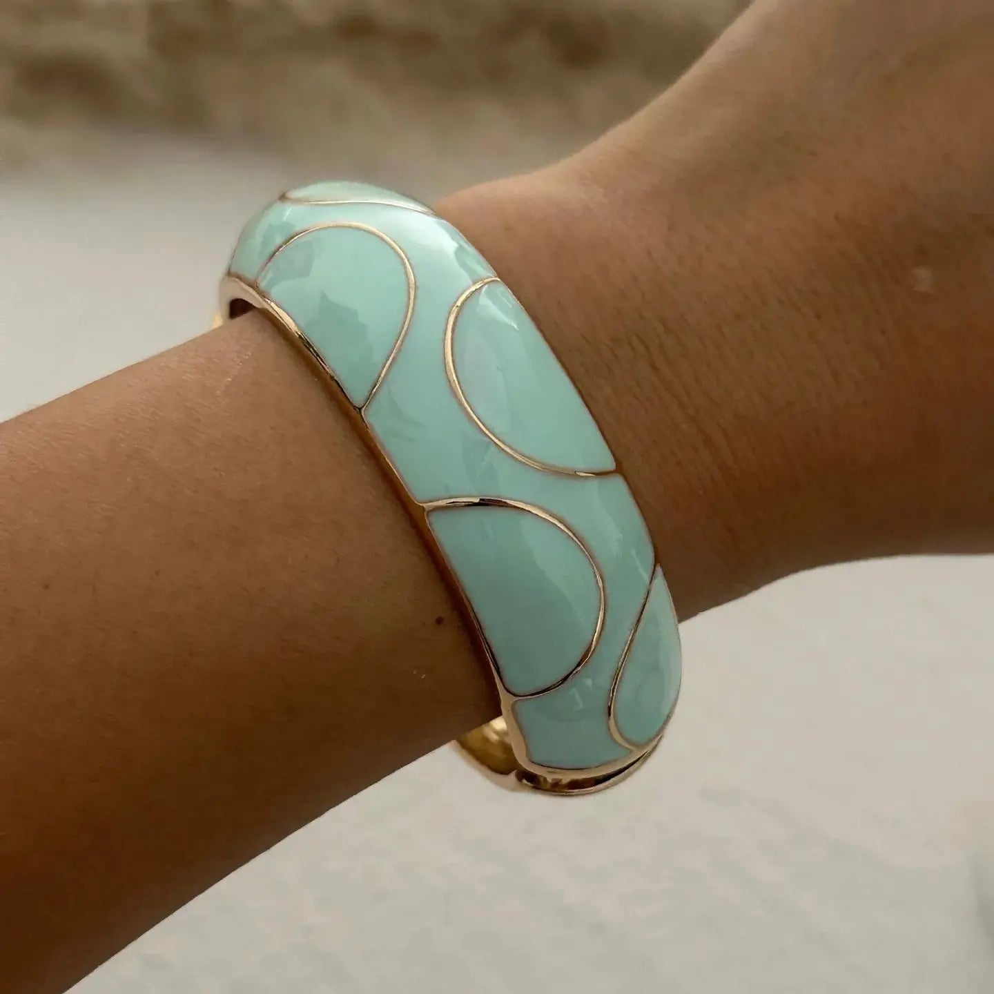 KMVEXO Imitation Enamel Feather Pattern Shape  Metal Wide Bangles for Women Geometric Irregular Spring Pearl Bracelet Jewelry